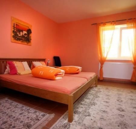 Penzion Tri Koruny - Budova Valerie Havraníky Extérieur photo